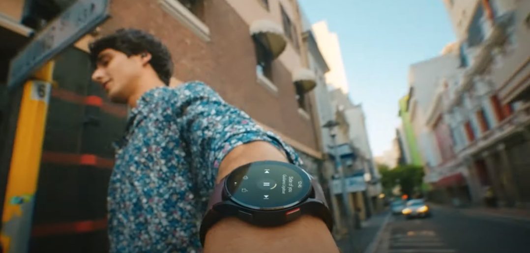 Google Asistent na hodinkách Galaxy Watch4